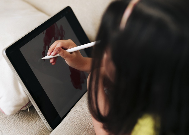 Dziecko rysujące na iPadzie